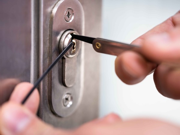 Profesionální zámečník technik při práci